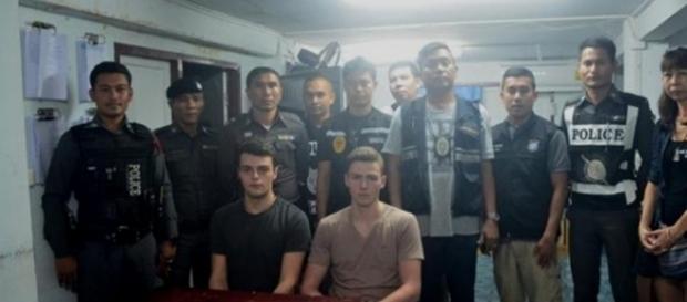 Due turisti italiani distruggono bandiera in Thailandia: rischio carcere Due turisti italiani distruggono bandiera in Thailandia: rischio carcere