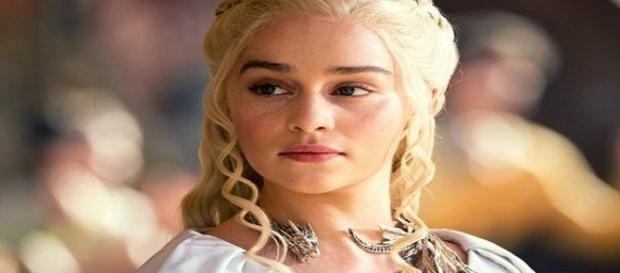 Emilia Clarke en el papel de Daenerys Targaryen. Emilia Clarke en el papel de Daenerys Targaryen.
