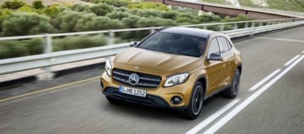 Mercedes-Benz GLA 45 2017 tem novo para-choque frontal e grade redesenhada com barras cromadas Mercedes-Benz GLA 45 2017 tem novo para-choque frontal e grade redesenhada com barras cromadas