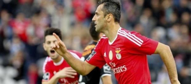 O Benfica e o V. Guimarães discutem o apuramento para as meias-finais da Taça da Liga O Benfica e o V. Guimarães discutem o apuramento para as meias-finais da Taça da Liga