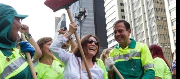 Prefeito João Doria aparece vestido de gari em meio nas ruas de São Paulo Prefeito João Doria aparece vestido de gari em meio nas ruas de São Paulo