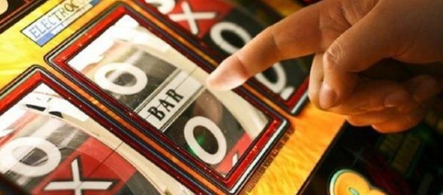 Roma, lascia figlio di 3 anni in auto per giocare alle slot ... - velvetnews.it Roma, lascia figlio di 3 anni in auto per giocare alle slot ... - velvetnews.it