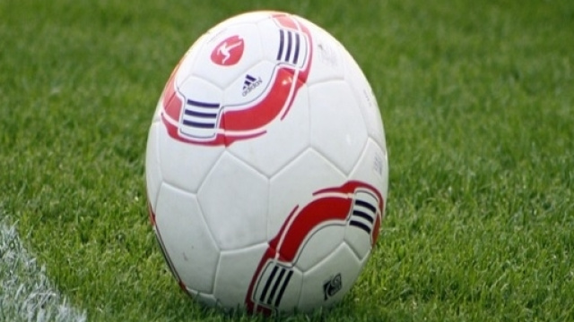 Un pallone da calcio sul terreno di gioco