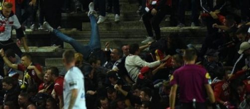 Il momento del crollo della barriera dello stadio di Amiens