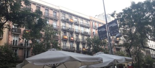 Los balcones de la calle Alcalá (Madrid) visten la rojigualda.