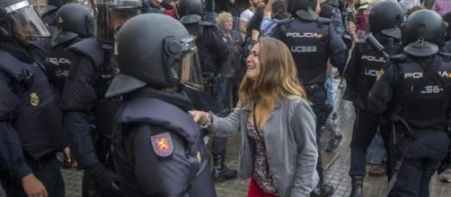 Referendum Catalogna, la violenta repressione della guardia civil