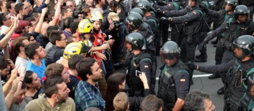Referendum Catalogna, una donna ha denunciato un abuso