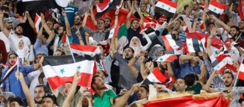 Tifosi siriani in festa a Damasco dopo la qualificazione al play off continentale
