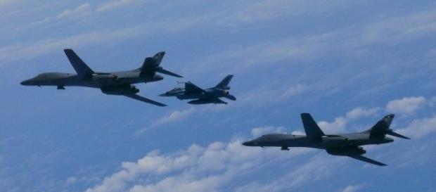EUA realiza novo exercício militar ao enviar bombardeiros para sobrevoar Península Coreana. EUA realiza novo exercício militar ao enviar bombardeiros para sobrevoar Península Coreana.