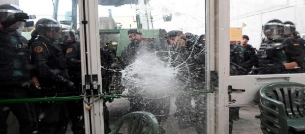 La police espagnole se saisit des urnes pendant le référendum en Catalogne. La police espagnole se saisit des urnes pendant le référendum en Catalogne.