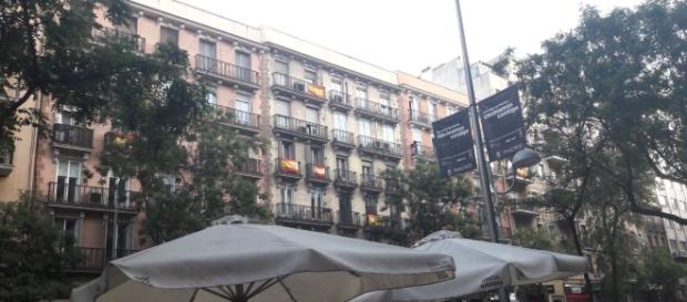 Los balcones de la calle Alcalá (Madrid) visten la rojigualda. Los balcones de la calle Alcalá (Madrid) visten la rojigualda.
