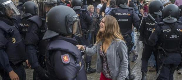 Referendum Catalogna, la violenta repressione della guardia civil Referendum Catalogna, la violenta repressione della guardia civil