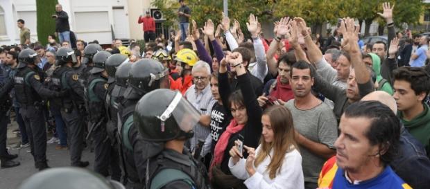 Référendum en Catalogne : La police met la pression aux électeurs Référendum en Catalogne : La police met la pression aux électeurs