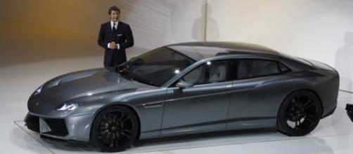 Lamborghini Estoque prototipo esposta al Salone di Parigi nel 2008. Accanto all'auto Stephan Winkelmann, allora presidente e CEO Lamborghini.