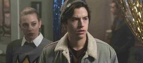 Lili Reinhart and Cole Sprouse reprise their roles as Betty and Jughead in "Riverdale" season 2. [Image via SpoilerTV/Youtube screencap]