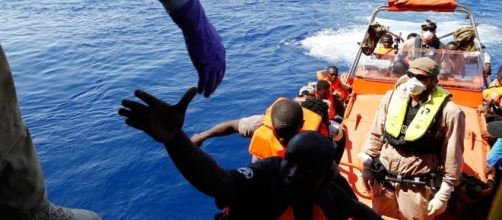 Nella chiesa divisa sull'accoglienza ai migranti - Roberta Carlini ... - internazionale.it