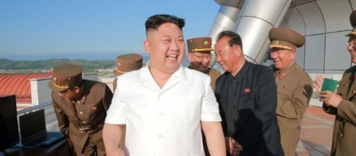 Kim Jong-un guarda entusiasta il test missilistico - thesun.co.uk