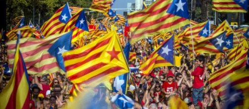 Puigdemont annuncia indipendenza, poi la sospende