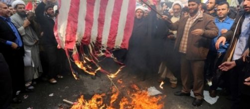 Teheran: con Donald Trump riprendono i roghi delle bandiere americane