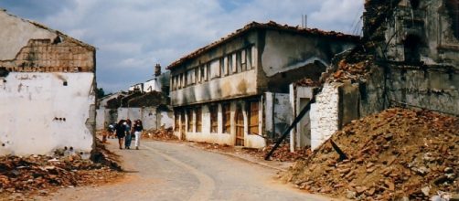 Vista de una localidad kosovar en 1999, destruida por la Guerra de Kosovo por marietta amarcord from italy/Wikimedia Commons
