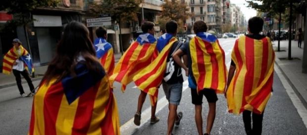 Cidadãos da Catalunha marcham em prol da independência da região Cidadãos da Catalunha marcham em prol da independência da região