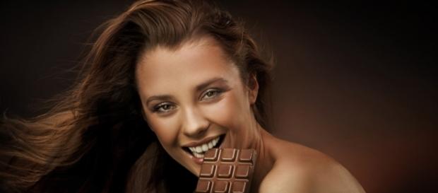 Comer pequenos pedaços de chocolate meio amargo por dia faz bem para a saúde Comer pequenos pedaços de chocolate meio amargo por dia faz bem para a saúde