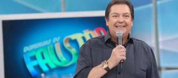 Faustão erra nome de cantor várias vezes Faustão erra nome de cantor várias vezes