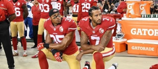 Kaepernick, le quarterback à l'origine du mouvement "take a knee" Kaepernick, le quarterback à l'origine du mouvement "take a knee"