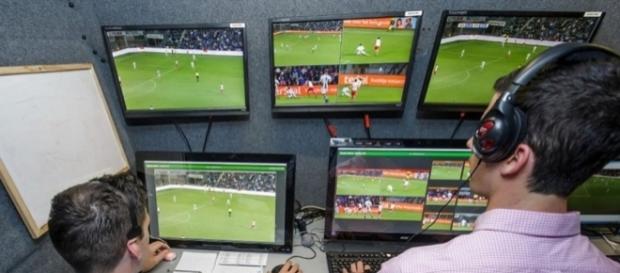 la postazione degli assistenti var la postazione degli assistenti var