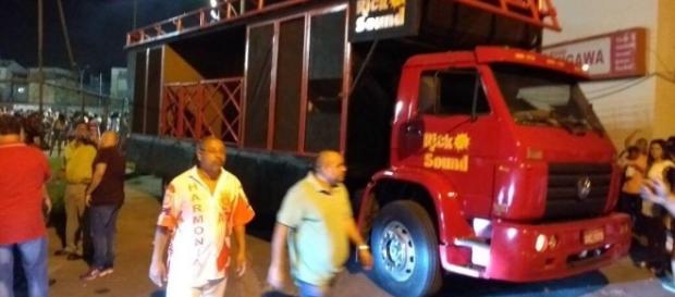 Micareta ao ar livre - Falta de luz leva final de samba enredo para vila Olímpica atrás da quadra (créditos Carnavalesco.com.br) Micareta ao ar livre - Falta de luz leva final de samba enredo para vila Olímpica atrás da quadra (créditos Carnavalesco.com.br)