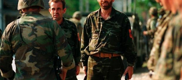 Miembros del Ejército de Liberación del Kosovo por DoD photo by Sgt. Craig J. Shell, U.S. Marine Corps/Wikimedia Commons Miembros del Ejército de Liberación del Kosovo por DoD photo by Sgt. Craig J. Shell, U.S. Marine Corps/Wikimedia Commons
