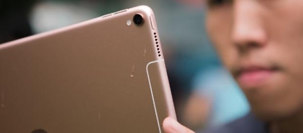 The iPad Pro 2018 will reportedly come with a TrueDepth Camera according to analyst Ming-Chi Kuo/ photo by Tinh tế Photo /Flickr The iPad Pro 2018 will reportedly come with a TrueDepth Camera according to analyst Ming-Chi Kuo/ photo by Tinh tế Photo /Flickr
