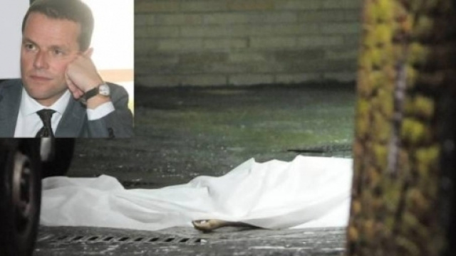 Il corpo del manager Mps David Rossi riverso a terra subito dopo il suo presunto suicidio
