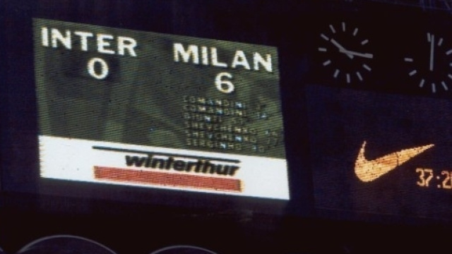 Il tabellone dello stadio Meazza la sera dell'11 maggio 2001