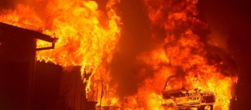 California, emergenza incendi: paura e case evacuate - repubblica.it