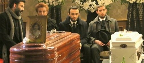 Il Segreto: il funerale doloroso di Candela e il figlio