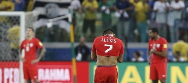 Alexis se lamenta tras uno de los goles de Brasil Alexis se lamenta tras uno de los goles de Brasil