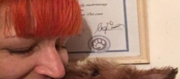 Desiludida, ela se casou com seu cachorro Desiludida, ela se casou com seu cachorro
