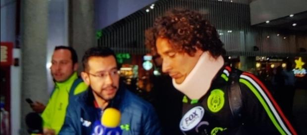 El guardameta mexicano Guillermo Ochoa salió con collarín en el aeropuerto El guardameta mexicano Guillermo Ochoa salió con collarín en el aeropuerto