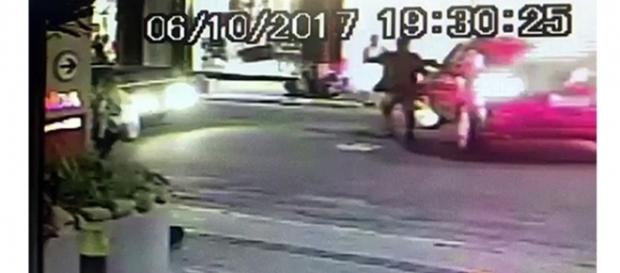 Imagens das câmeras de segurança do supermercado mostram o momento que a vítima é abordada Imagens das câmeras de segurança do supermercado mostram o momento que a vítima é abordada