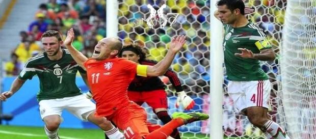 Robben cae dentro del área y el árbitro marca penal contra México Robben cae dentro del área y el árbitro marca penal contra México