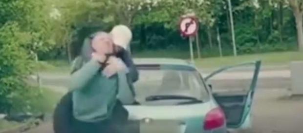 Un golan și prietenul său au fost bătuți măr de un luptător de MMA - Foto: captură YouTube Un golan și prietenul său au fost bătuți măr de un luptător de MMA - Foto: captură YouTube