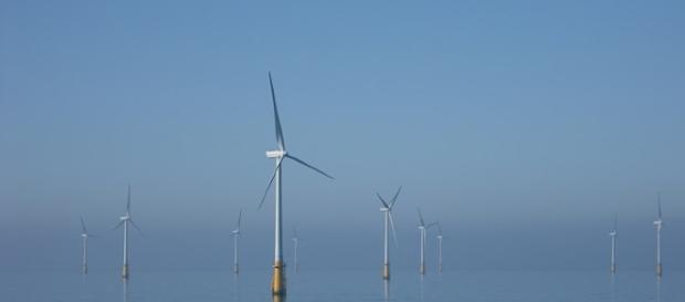 Wind farm generating energy when ocean based - Image - Andy Dingley | Wikimedia Wind farm generating energy when ocean based - Image - Andy Dingley | Wikimedia
