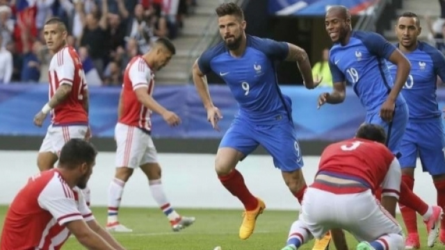 À l'image d'Olivier Giroud (au centre, devant Sidibé et Payet), les Bleus recherchent l'efficacité avant tout. (rtl.fr)