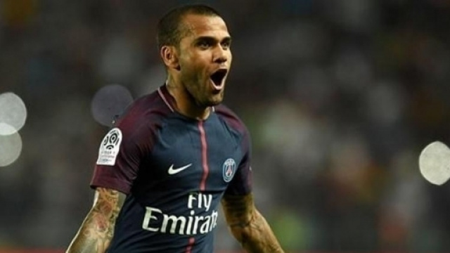 Dani Alves joue les recruteurs pour le PSG - hindustantimes.com