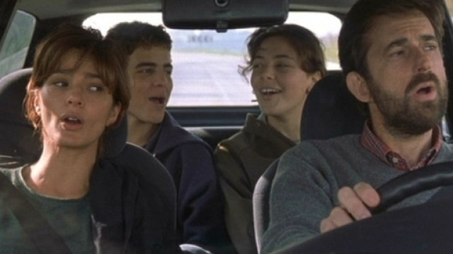 Laa scena del film dove la famiglia Sermonti unita e felice canta Insieme a te non ci sto più