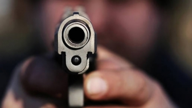 Latina: sorprende 3 uomini a rubare in casa, spara e ne uccide uno.