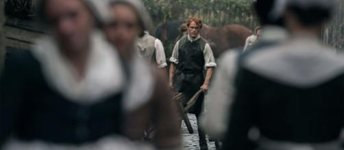 Jamie and Claire reunite in 'Outlander.' [Image Credit: Starz Media Room]