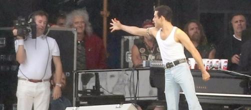 Rami Malek interpreta Freddie Mercury. Brian May assiste divertito