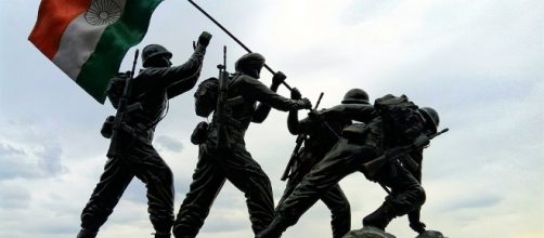 Indian army sculpture of soldiers with flag.Photo -pixabay.com/en/indian-flag-indian-army-statue-2644512/